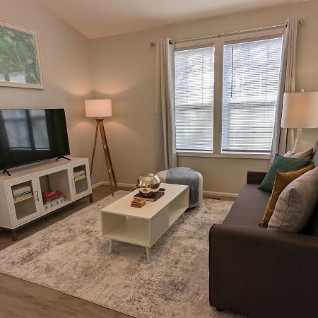 Contemporary 2-Bedroom Close To Downtown, Dining Юджин Экстерьер фото