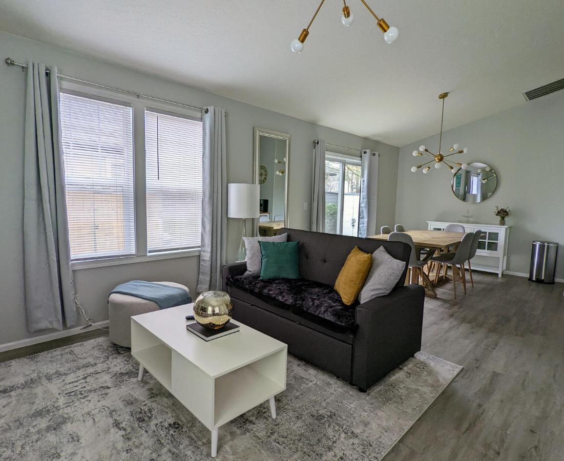 Contemporary 2-Bedroom Close To Downtown, Dining Юджин Экстерьер фото