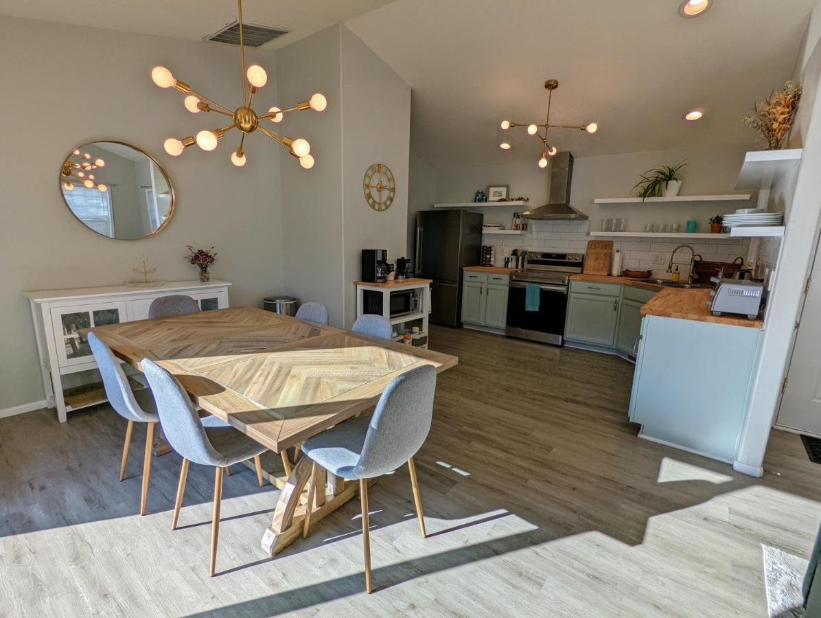 Contemporary 2-Bedroom Close To Downtown, Dining Юджин Экстерьер фото
