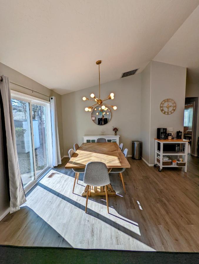 Contemporary 2-Bedroom Close To Downtown, Dining Юджин Экстерьер фото